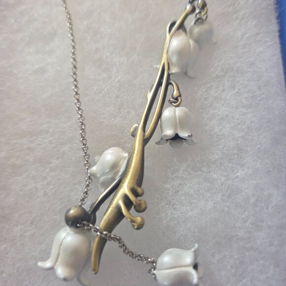 White hanging flower necklace with matching earings new in box - Picture 3 of 4